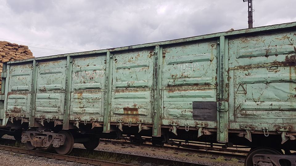 Журналісти зафіксували на кордоні з Румунією ешелони з контрабандою – кадри