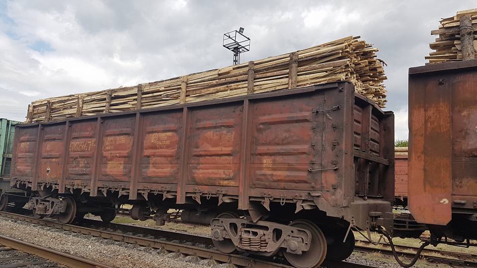 Журналісти зафіксували на кордоні з Румунією ешелони з контрабандою – кадри