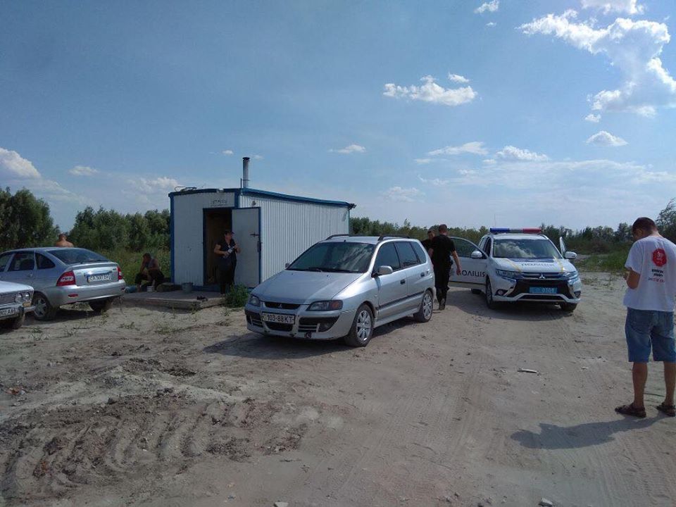 На захист піщаних нелегалів на Київщині, яких викрив ''СтопКор'', приїхав скандальний громадський активіст-хабарник з групою підтримки