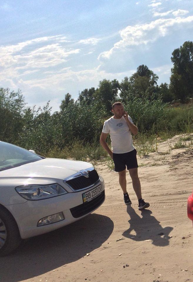 На захист піщаних нелегалів на Київщині, яких викрив ''СтопКор'', приїхав скандальний громадський активіст-хабарник з групою підтримки