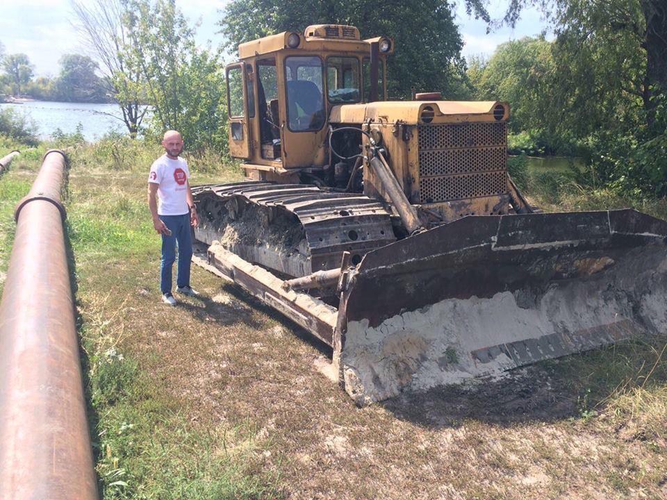 На захист піщаних нелегалів на Київщині, яких викрив ''СтопКор'', приїхав скандальний громадський активіст-хабарник з групою підтримки