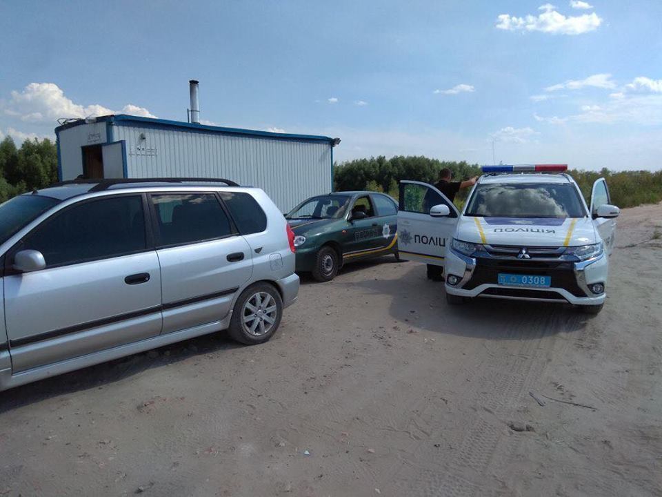 На захист піщаних нелегалів на Київщині, яких викрив ''СтопКор'', приїхав скандальний громадський активіст-хабарник з групою підтримки