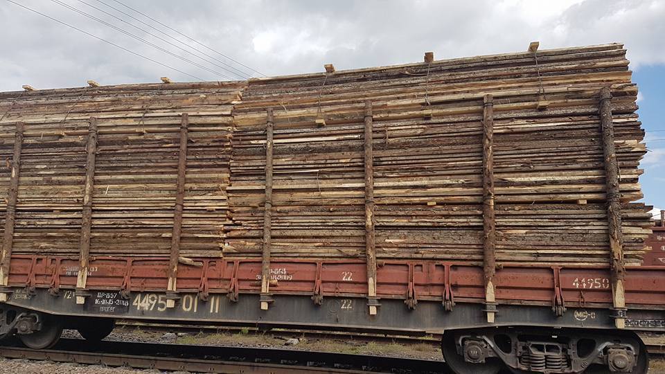 Журналісти зафіксували на кордоні з Румунією ешелони з контрабандою – кадри