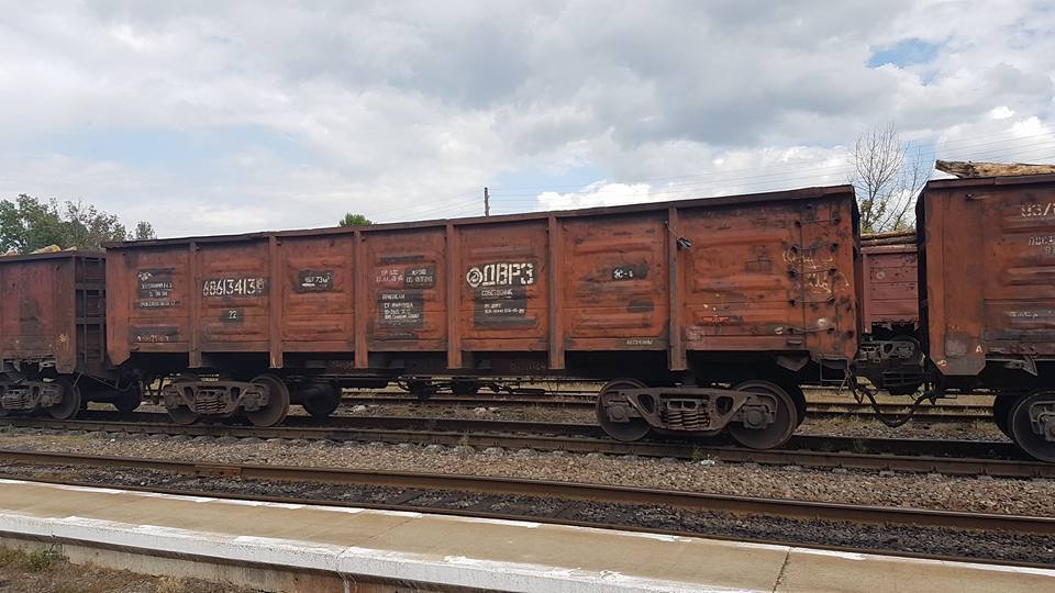 Журналісти зафіксували на кордоні з Румунією ешелони з контрабандою – кадри