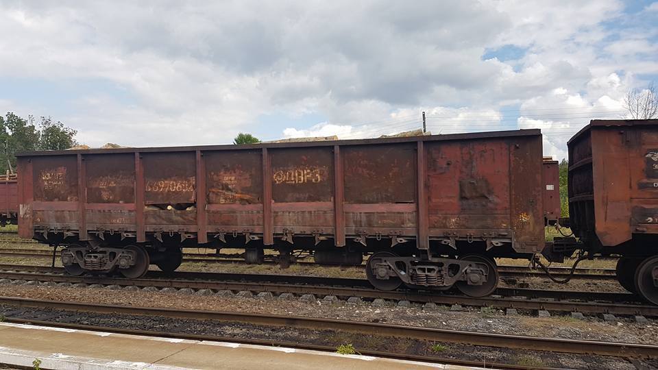 Журналісти зафіксували на кордоні з Румунією ешелони з контрабандою – кадри