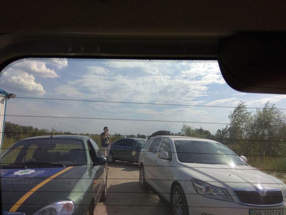 На захист піщаних нелегалів на Київщині, яких викрив ''СтопКор'', приїхав скандальний громадський активіст-хабарник з групою підтримки