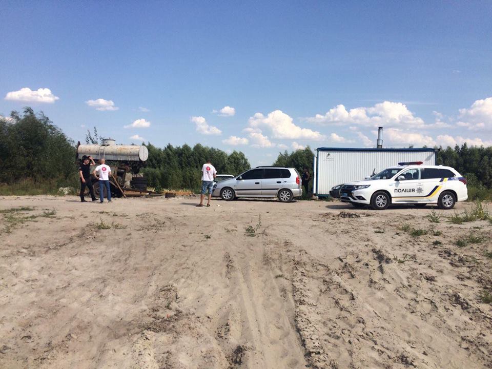На захист піщаних нелегалів на Київщині, яких викрив ''СтопКор'', приїхав скандальний громадський активіст-хабарник з групою підтримки