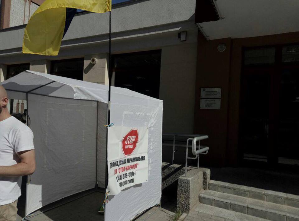 ''СтопКор'' через незаконні забудови проводять громадську приймальну під стінами інспекції ДАБІ у Львові