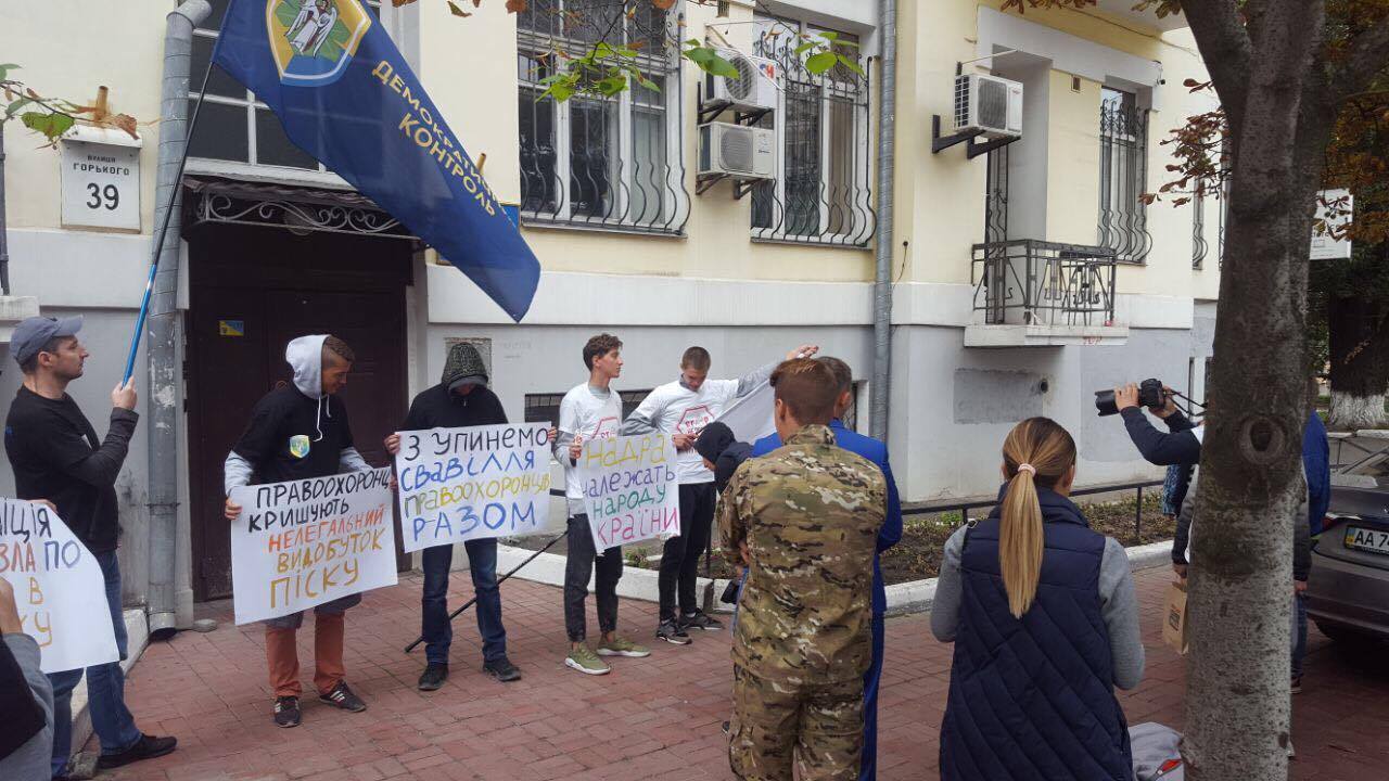 ''СтопКор'' зустрівся з прокурором Голосіївського району через справу піщаних нелегалів на Видубичах