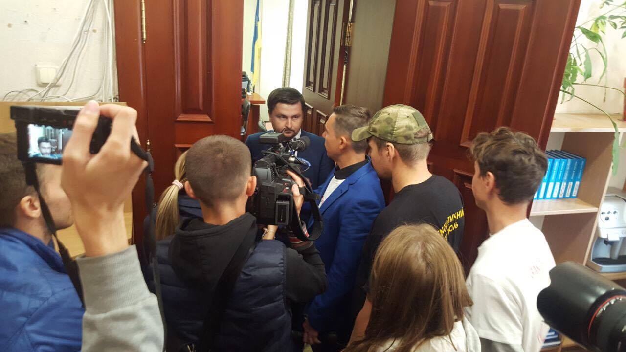 ''СтопКор'' зустрівся з прокурором Голосіївського району через справу піщаних нелегалів на Видубичах