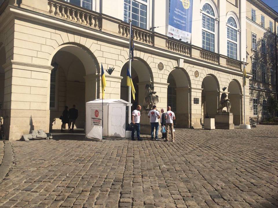 ''СтопКор'' через незаконні забудови проводить громадську приймальню під стінами Львівської мерії