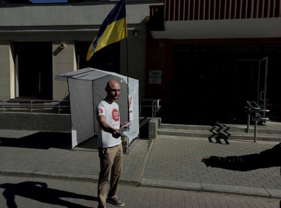 ''СтопКор'' через незаконні забудови проводять громадську приймальну під стінами інспекції ДАБІ у Львові