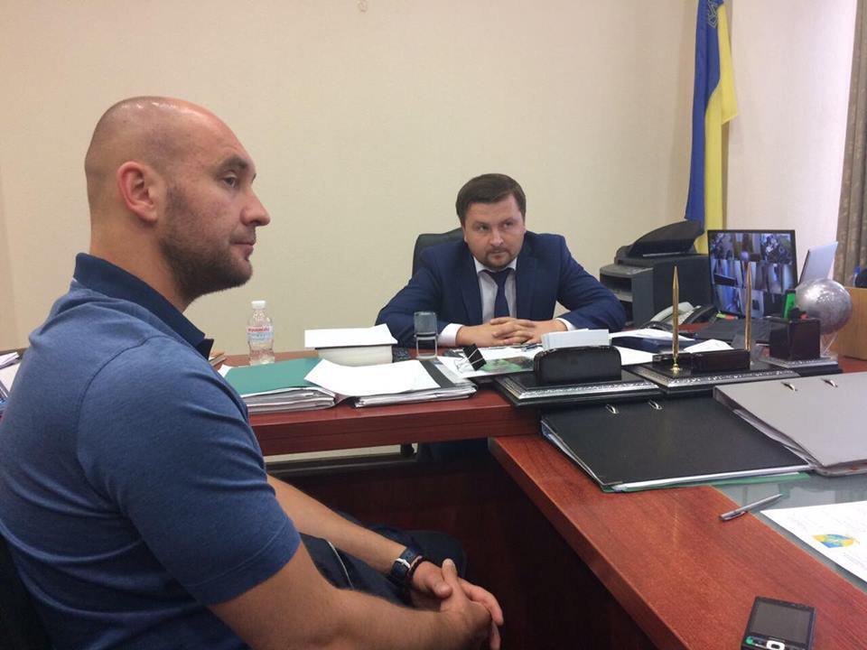 ''СтопКор'' зустрівся з прокурором Голосіївського району через справу піщаних нелегалів на Видубичах
