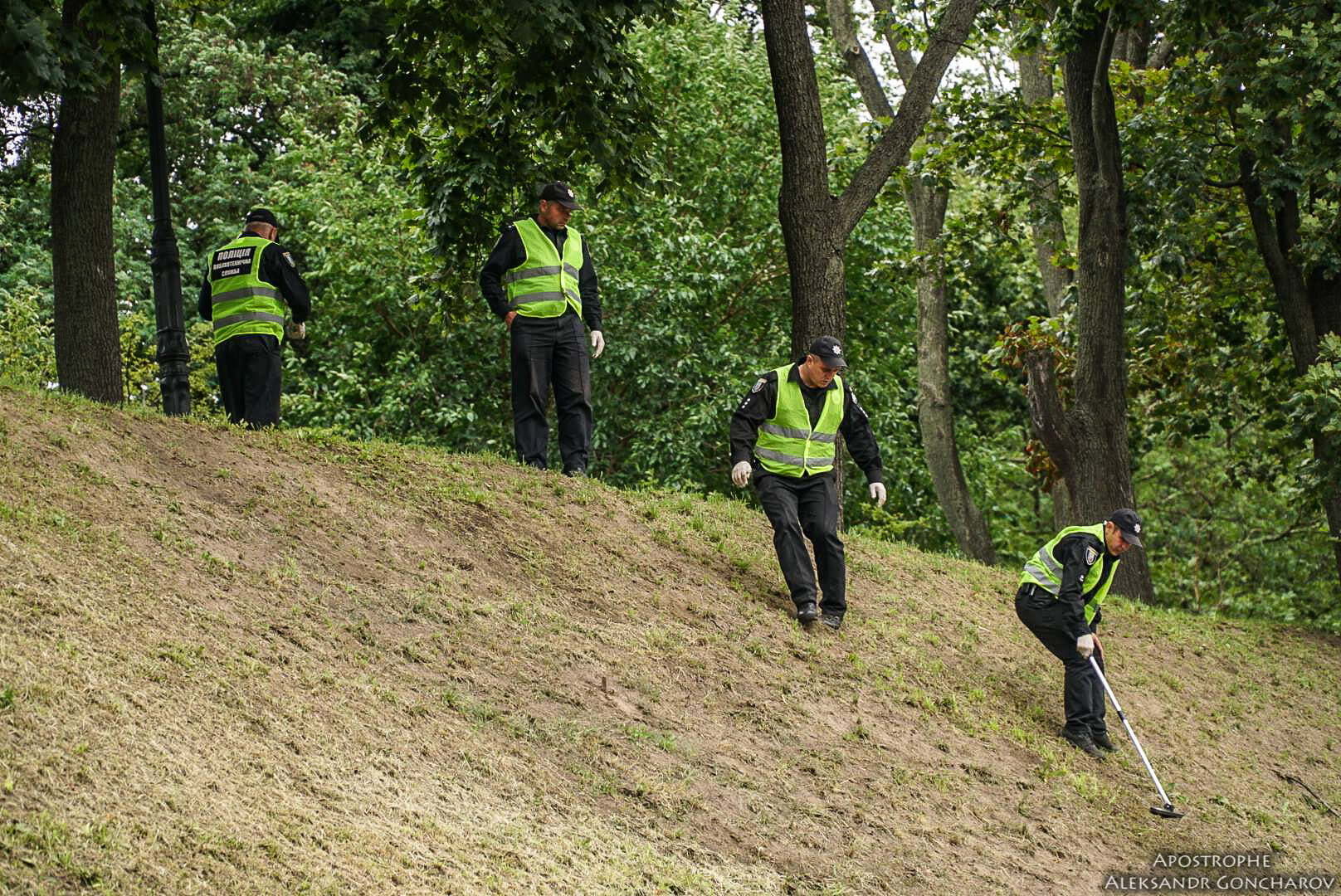 Ексклюзивні кадри з вулиці Грушевського, де в День Незалежності України невідомі влаштували вибух: СБУ озвучила попередню версію інциденту з пораненими