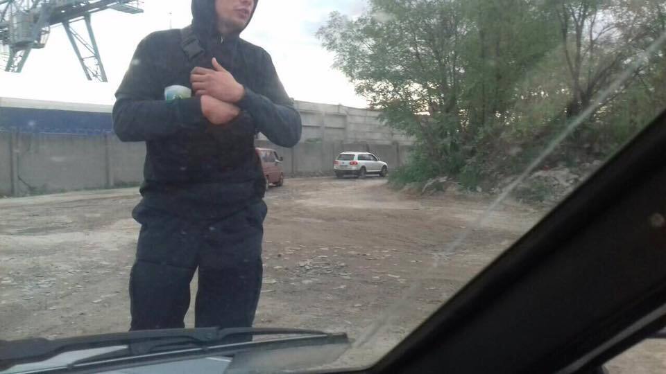 За даними ''СтопКору'', тітушкам на піщаній точці на Видубичах платять по 100 доларів за ніч