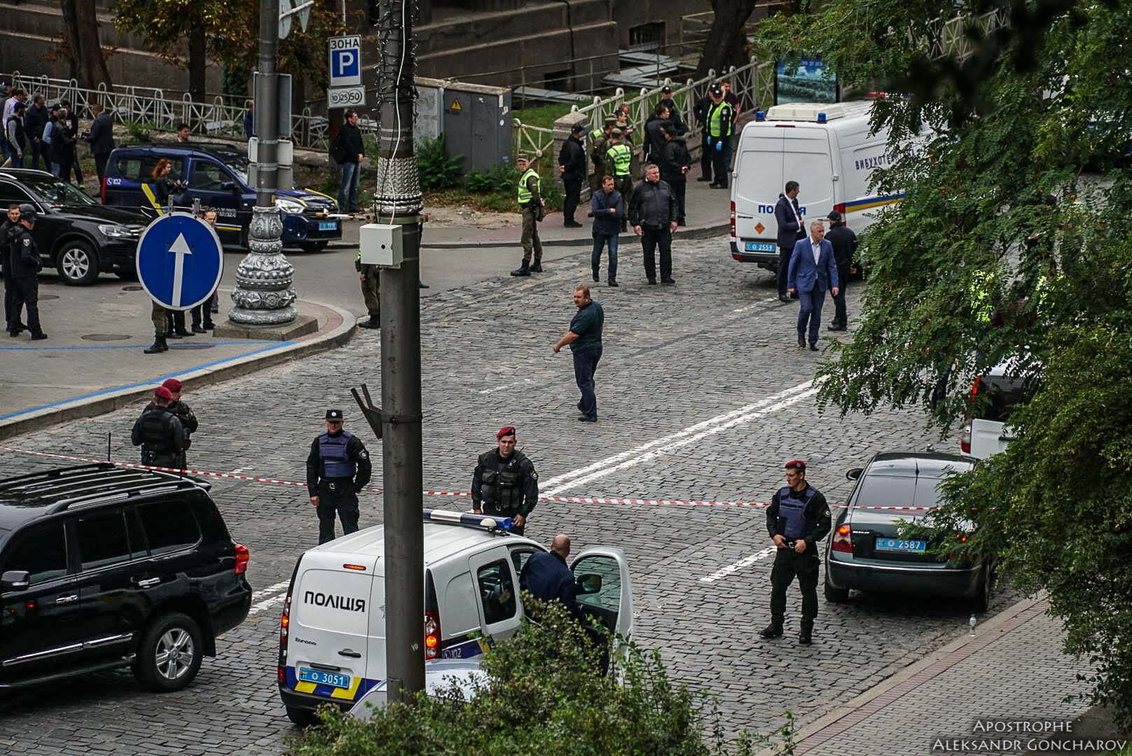 Ексклюзивні кадри з вулиці Грушевського, де в День Незалежності України невідомі влаштували вибух: СБУ озвучила попередню версію інциденту з пораненими