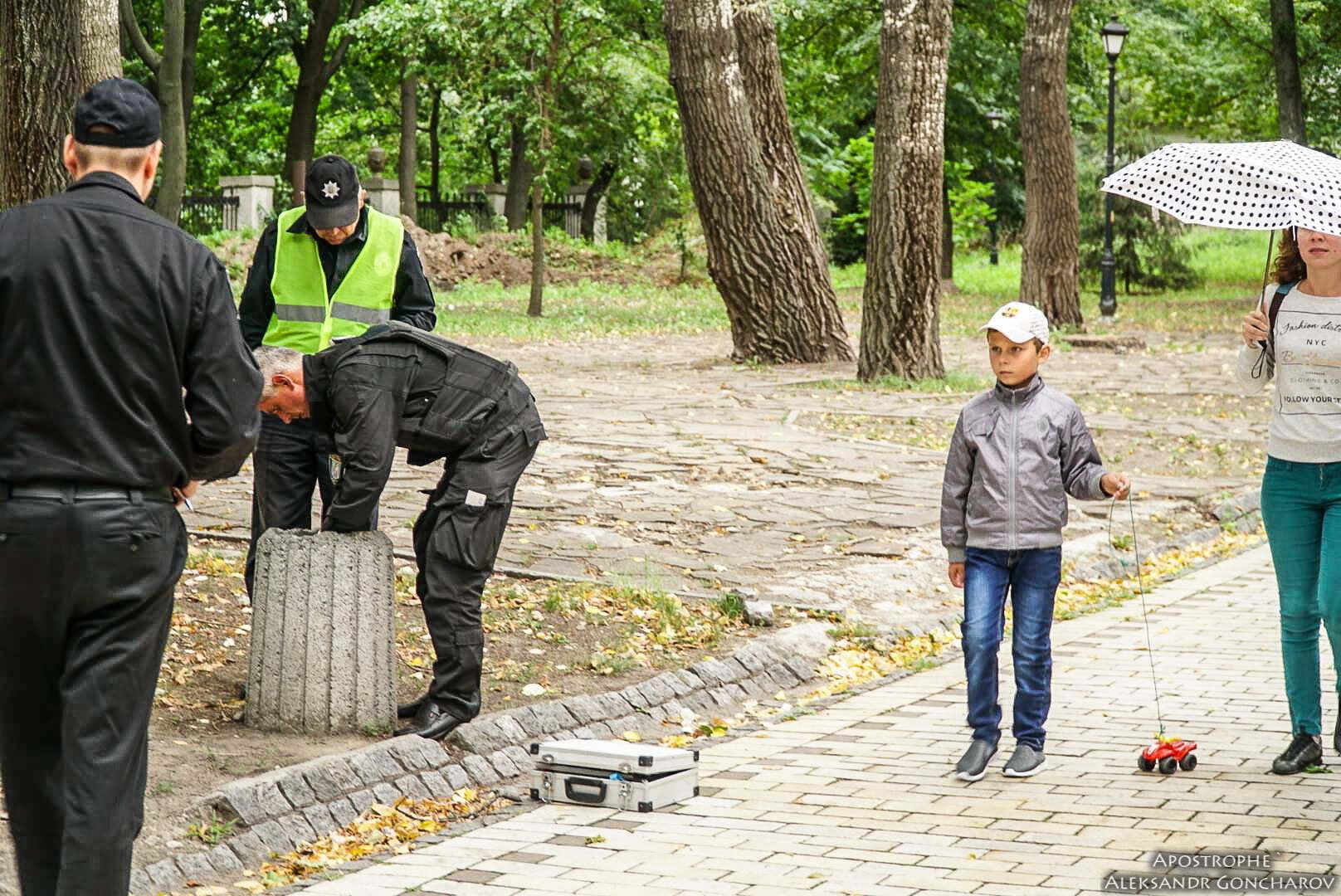 Ексклюзивні кадри з вулиці Грушевського, де в День Незалежності України невідомі влаштували вибух: СБУ озвучила попередню версію інциденту з пораненими