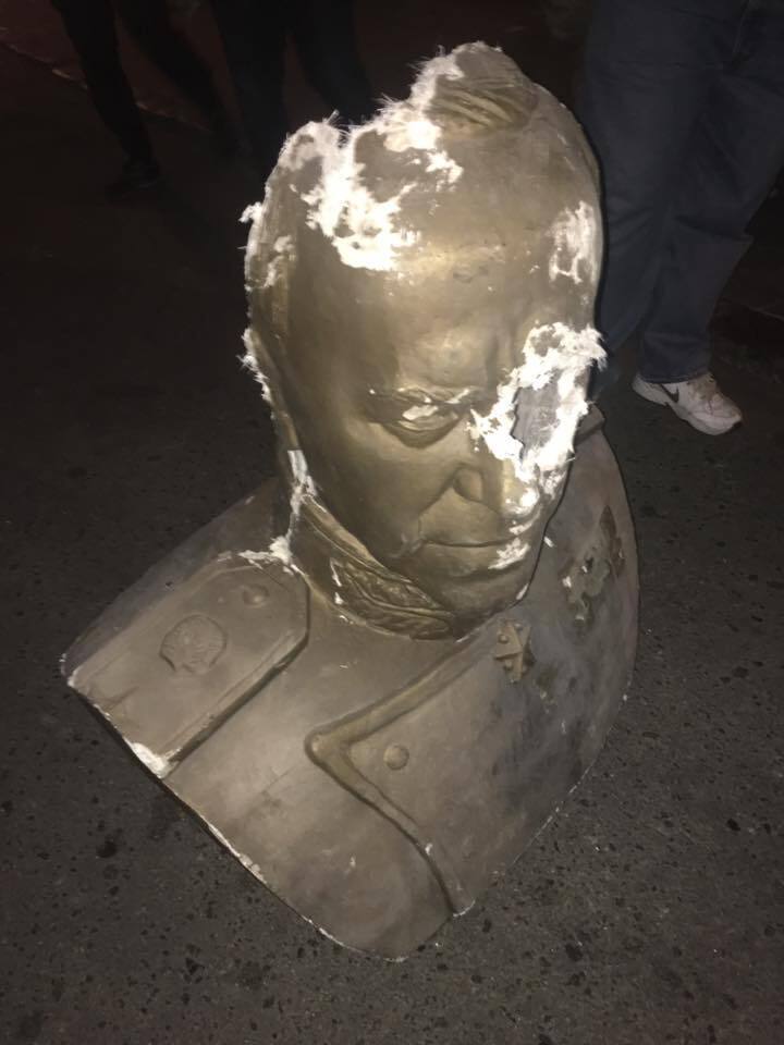 В Одесі активісти знесли бюст одіозного радянського воєначальника Жукова