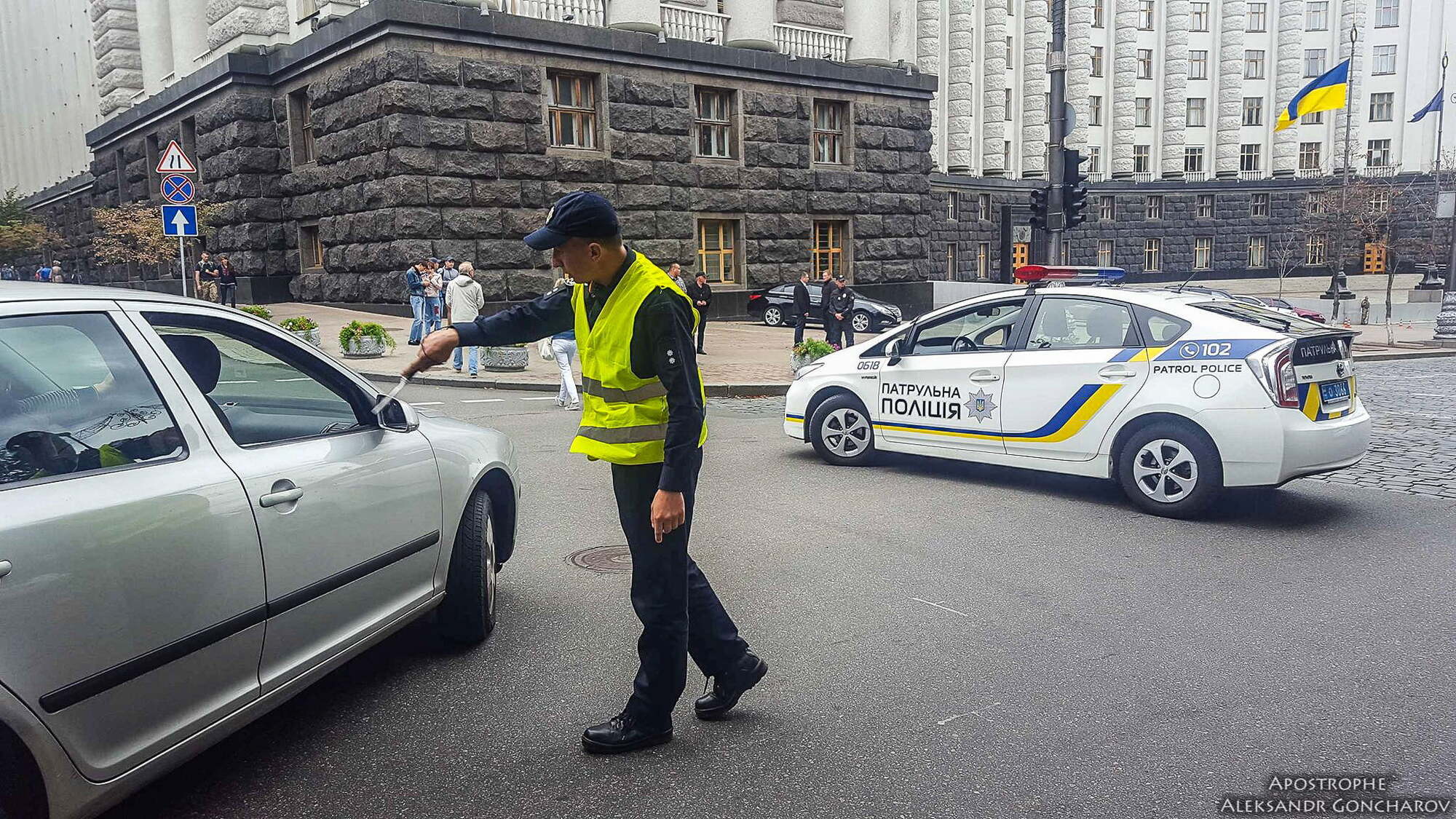 Ексклюзивні кадри з вулиці Грушевського, де в День Незалежності України невідомі влаштували вибух: СБУ озвучила попередню версію інциденту з пораненими