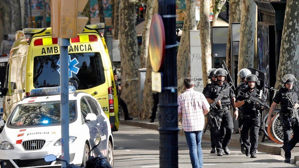 Криваві теракти в Барселоні: після смертельного наїзду на натовп людей терористи увірвалися в ресторан і захопили заручників