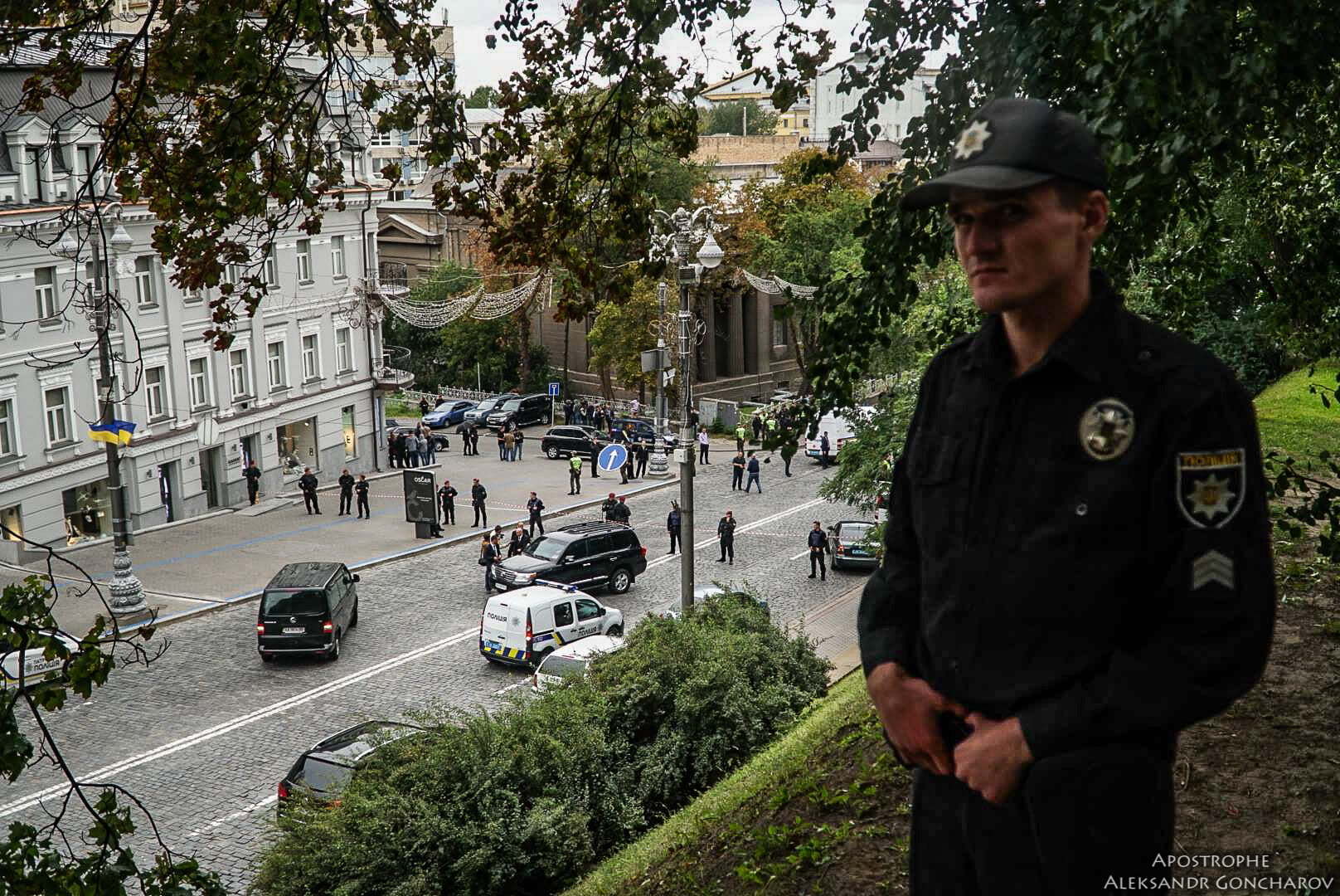 Ексклюзивні кадри з вулиці Грушевського, де в День Незалежності України невідомі влаштували вибух: СБУ озвучила попередню версію інциденту з пораненими