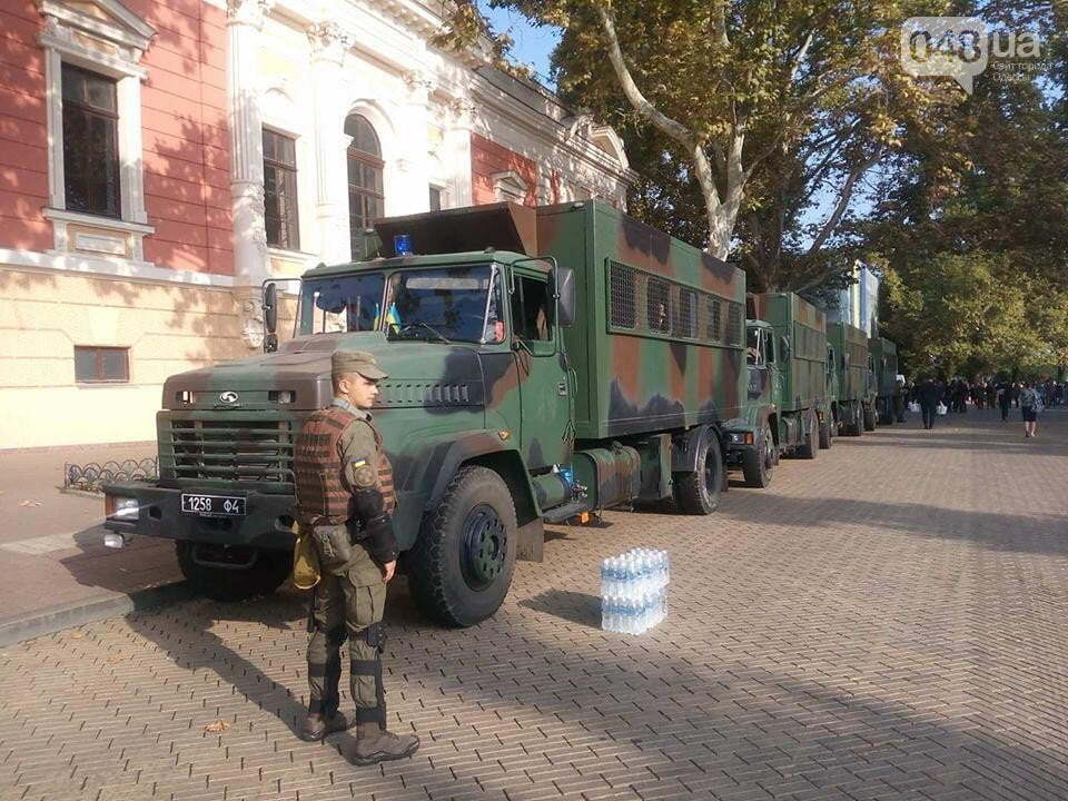 Сутички з поліцією, тітушки й автозаки: що зараз відбувається біля мерії Одеси – кадри