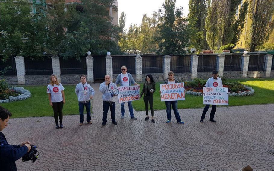 Після акції ''СтопКору'' у прокуратурі Дарницького району Києва запевнили, що роблять усе можливе для арешту піску нелегалів з Видубичів