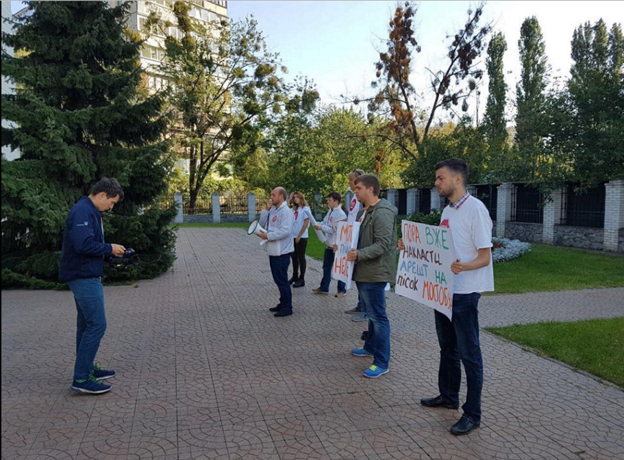 Після акції ''СтопКору'' у прокуратурі Дарницького району Києва запевнили, що роблять усе можливе для арешту піску нелегалів з Видубичів