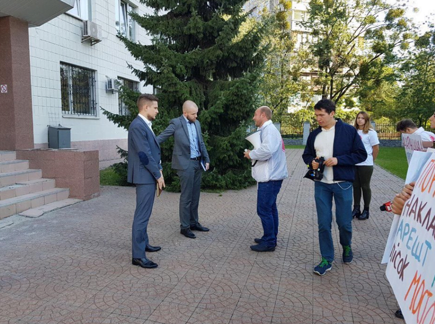 Після акції ''СтопКору'' у прокуратурі Дарницького району Києва запевнили, що роблять усе можливе для арешту піску нелегалів з Видубичів