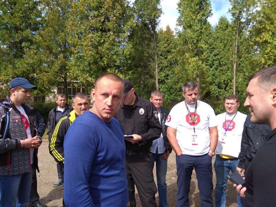 Команда ''СтопКору'' застала на місці незаконного складування краденого лісу озброєного підприємця