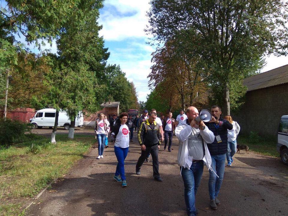 Команда ''СтопКору'' застала на місці незаконного складування краденого лісу озброєного підприємця