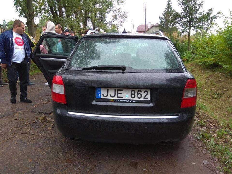 Команда ''СтопКору'' застала на місці незаконного складування краденого лісу озброєного підприємця