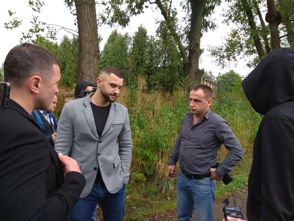 Команда ''СтопКору'' застала на місці незаконного складування краденого лісу озброєного підприємця