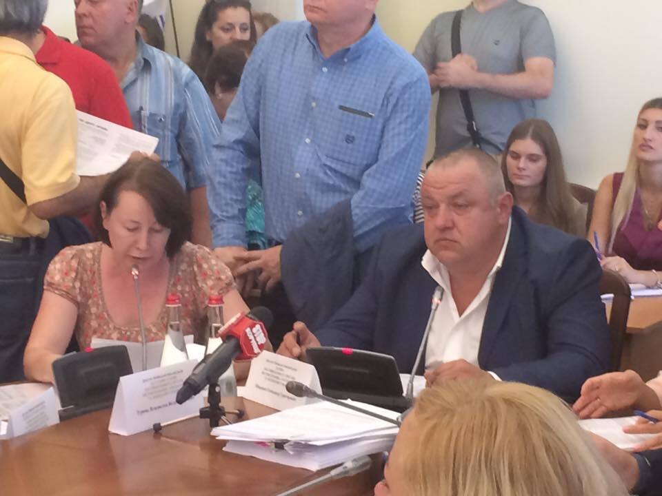 Забудовник на земельній комісії обіцяв удові Героя України Шаповала квартиру в обмін на висотку у сквері пам'яті чоловіка
