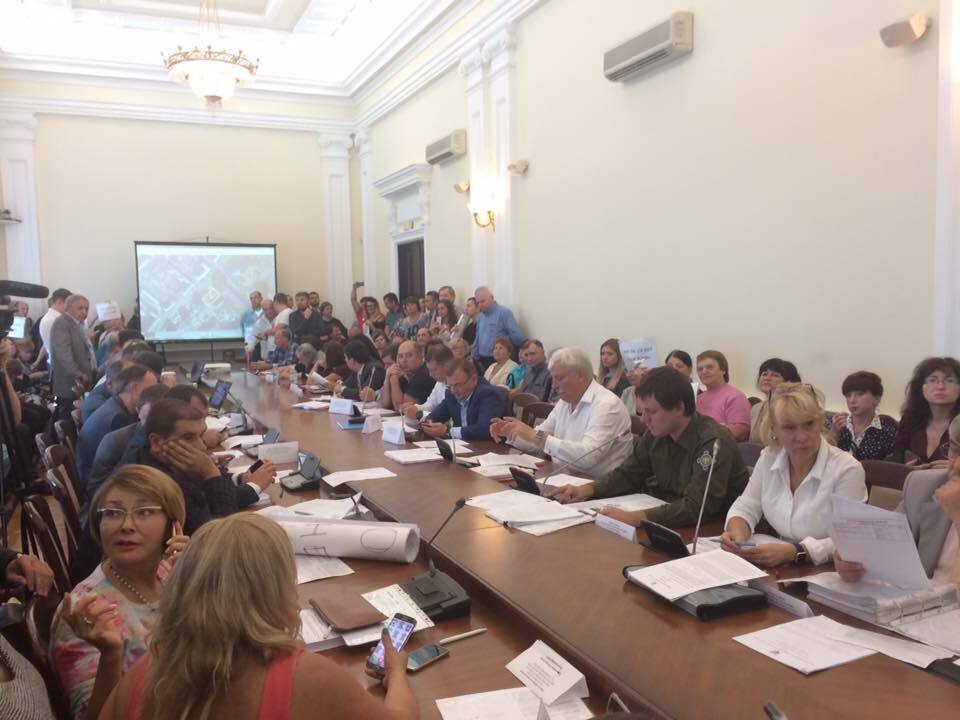 Забудовник на земельній комісії обіцяв удові Героя України Шаповала квартиру в обмін на висотку у сквері пам'яті чоловіка