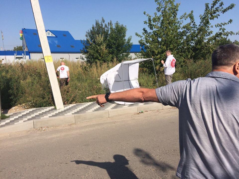 На активістів ''СтопКору'' напали невідомі під час мирної акції проти нелегальної забудови у Гатному на Київщині