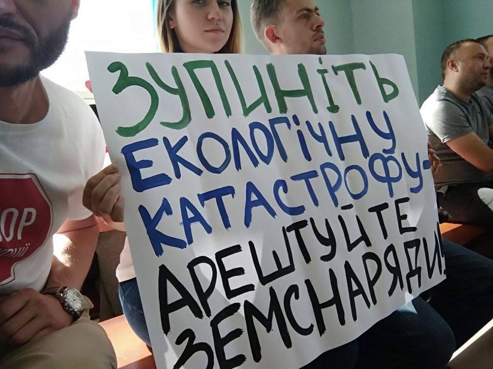 За даними ''СтопКору'', суд затягує справу про арешт техніки піщаних нелегалів з Видубичів