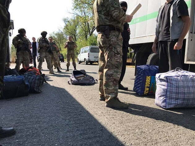 Кадри: проросійські терористи ''ДНР'' передали Україні 19 ув'язнених