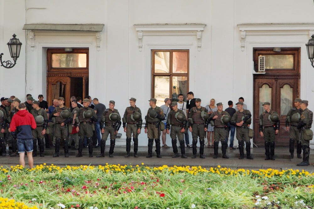 Сутички з поліцією, тітушки й автозаки: що зараз відбувається біля мерії Одеси – кадри