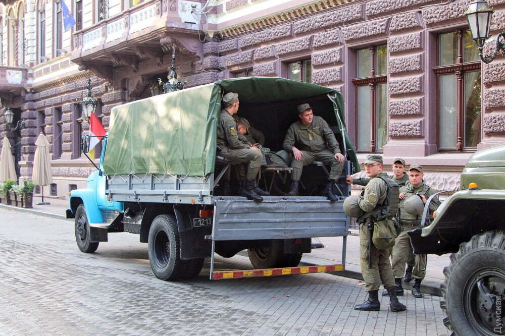 Сутички з поліцією, тітушки й автозаки: що зараз відбувається біля мерії Одеси – кадри