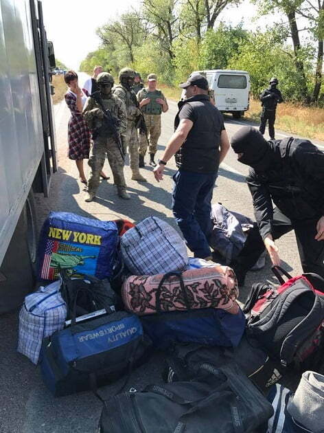 Кадри: проросійські терористи ''ДНР'' передали Україні 19 ув'язнених