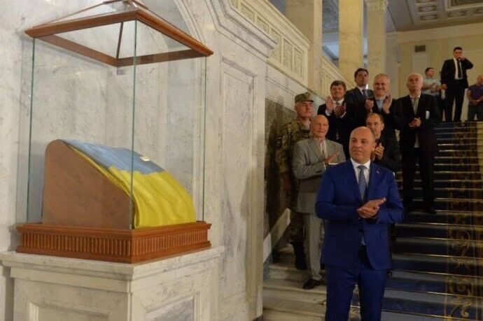 Верховна Рада витратила 1,3 мільйона гривень на прапор