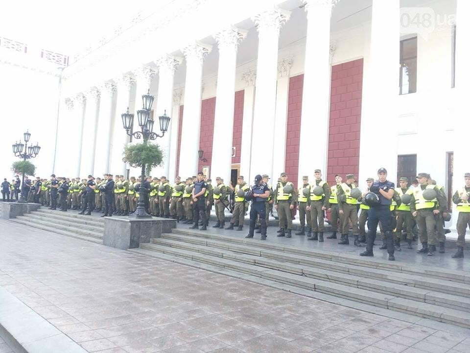Сутички з поліцією, тітушки й автозаки: що зараз відбувається біля мерії Одеси – кадри