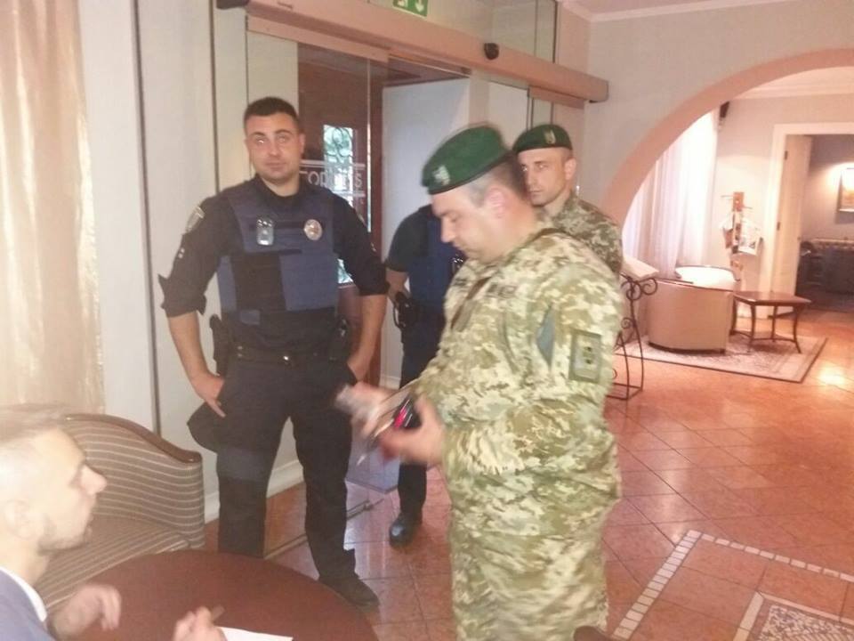До львівського готелю, де проживає Саакашвілі, стягують силовиків: стали відомі перші подробиці – кадри
