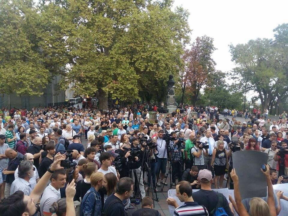 Сутички з поліцією, тітушки й автозаки: що зараз відбувається біля мерії Одеси – кадри