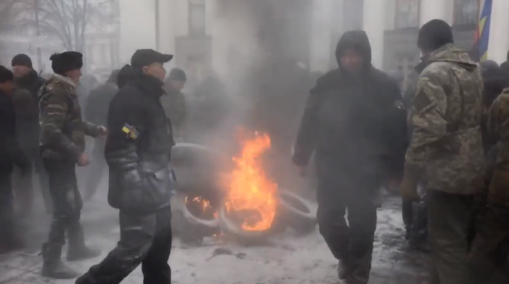 Під стінами Верховної Ради спалили прапор Росії – почалися перші зіткнення: кадри