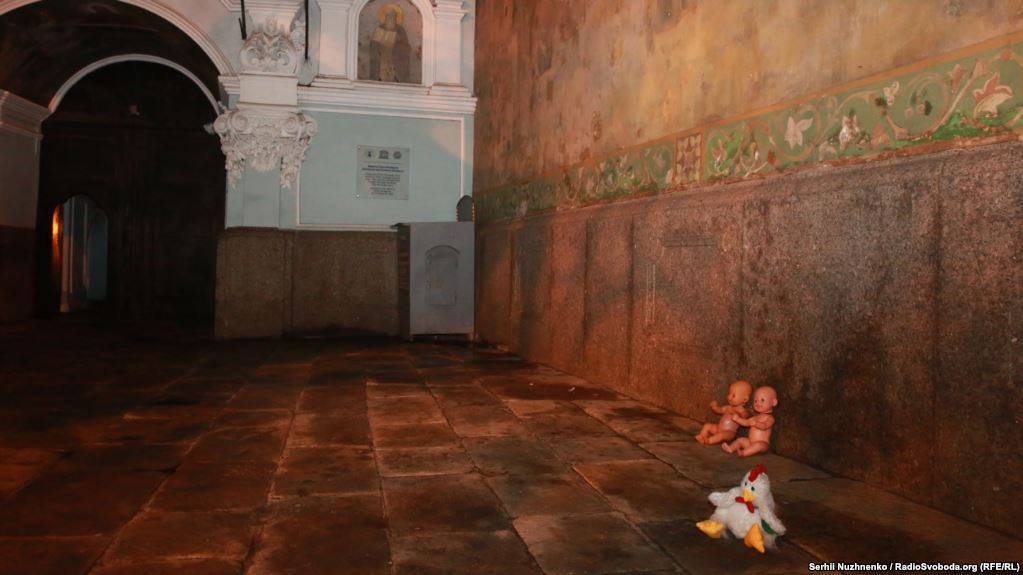 Священик Києво-Печерської лаври протидіяв акції ''Принеси ляльку'', викинувши іграшку подалі від храму