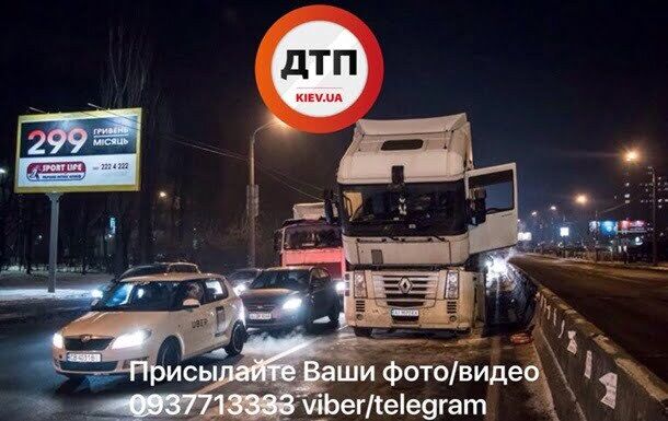 У Києві на ходу загорілася фура, постраждалих немає