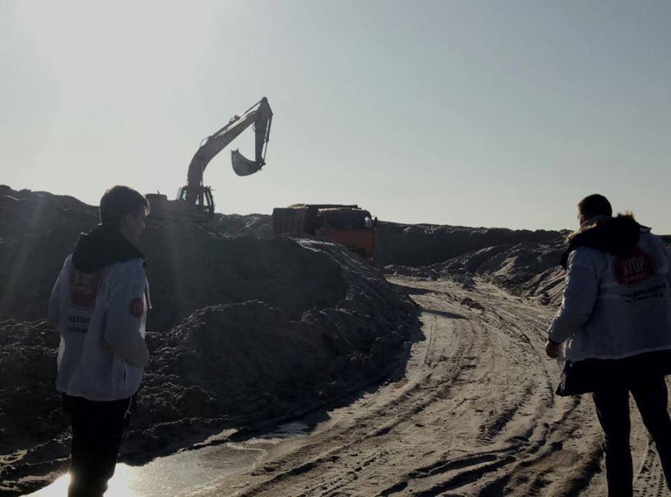 Після звернення ''СтопКору'' поліція Дарницького райуправління арештувала та конфіскувала техніку піщаних нелегалів з озера Тягле на штрафмайданчик