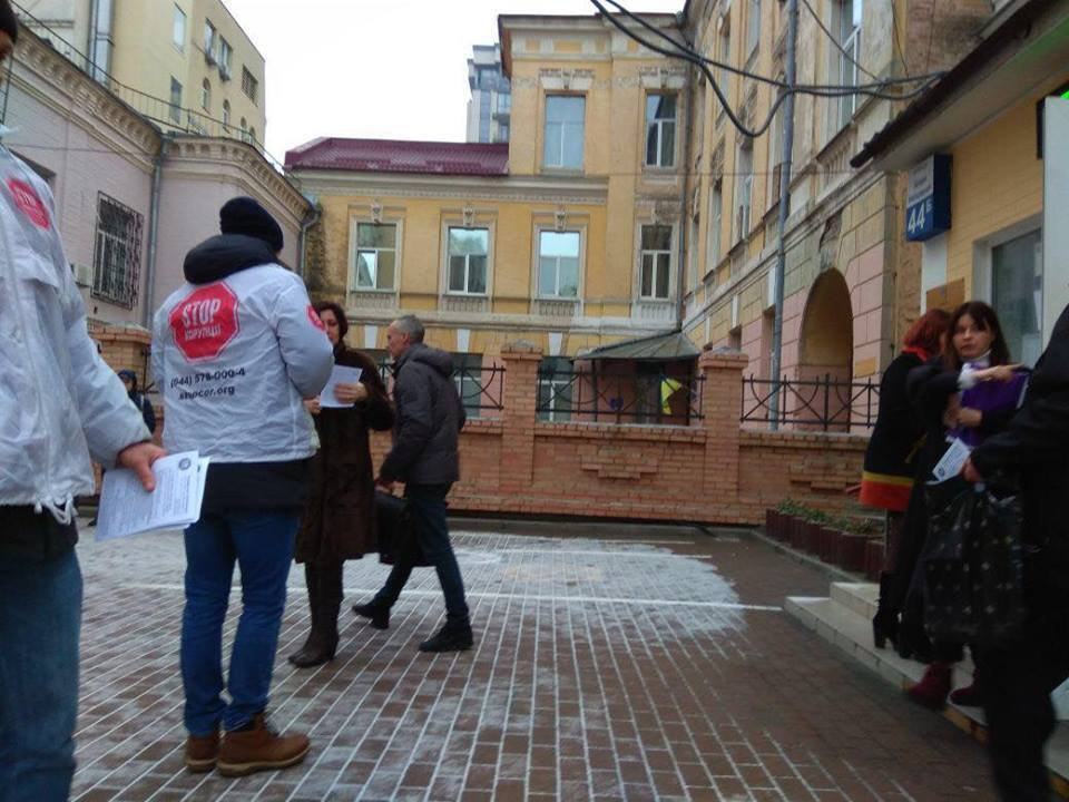 ''СтопКор'' провів виїзну приймальню під стінами Печерського та Господарського суду Києва